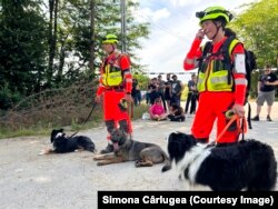 Echipa Sloveniei se pregătește de intrarea în clădirea pe jumătate prăbușită, în care se desfășoară proba de căutare în dărâmături