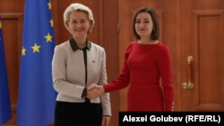 Moldovan President Maia Sandu (right) and European Commission President Ursula von der Leyen in Chisinau on October 12.