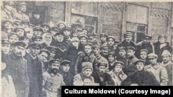 9 Noiembrie 1924. Un grup de participanți la o întrunire organizatorica a RASSM. „Cultura Moldovei”, 13 Februarie 1964. 