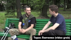 Іван Тарн (л) та кореспондент Радіо Свобода Тарас Левченко