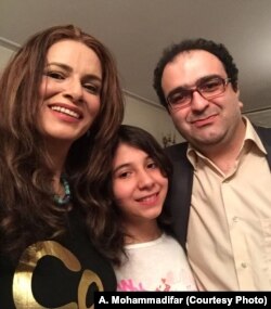 اکبر محمدی‌فر در کنار خواهر و خواهرزاده‌اش