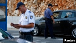 Granični policajci BiH i Hrvatske provjeravaju pasoše na prijelazu Klek - Neum (fotoarhiva)