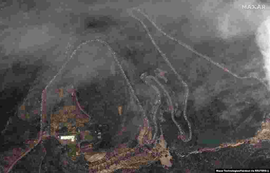 Արբանյակից արված լուսանկարում երևում է Լեռնային Ղարաբաղից Հայաստան տանող միակ ճանապարհի՝ Լաչինի միջանցքի երկայնքով ձգվող երկար խցանումը, 26-ը սեպտեմբերի, 2023թ․ &nbsp;