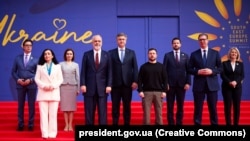 Президент України Володимир Зеленський (четвертий справа) та інші учасники саміту «Україна – Південно-Східна Європа». Тирана, Албанія, 28 лютого 2024 року