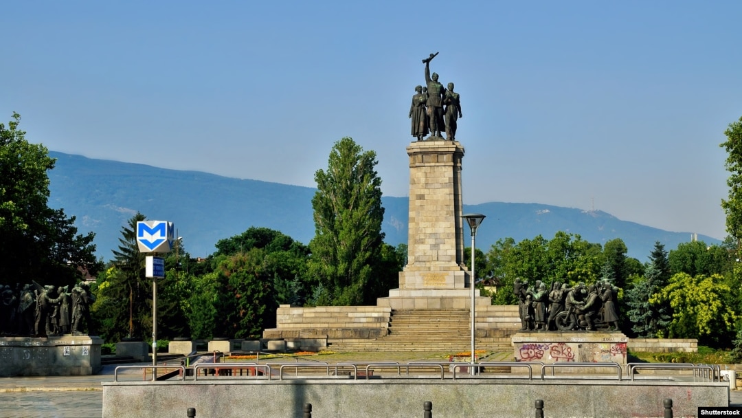 Monumentul a fost ridicat în 1954, în onoarea armatei sovietice. Este cunoscut și sub numele de Monumentul Ocupației Armatei Roșii.