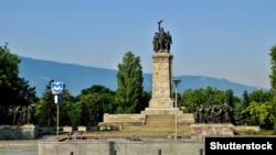 Monumentul amplasat pe un piedestal uriaș a fost ridicat la Sofia în 1954 pentru a onora Armata Roșie sovietică. (foto de arhivă)