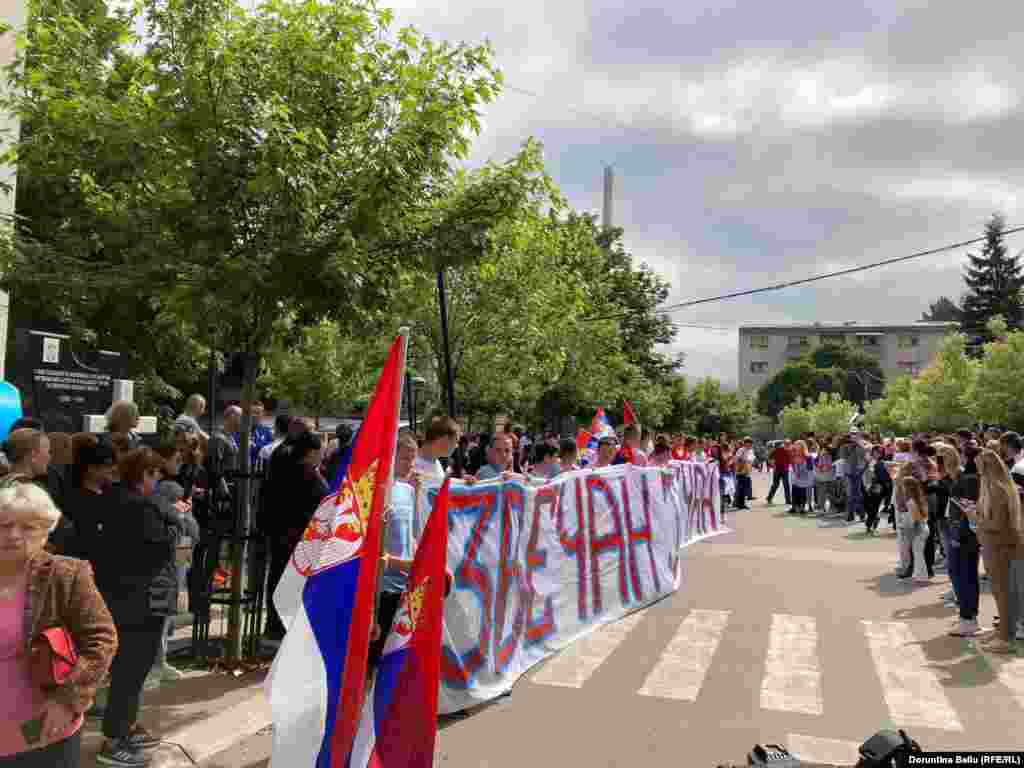 Një tjetër pamje e nxënësve në protestë gjatë së hënës në Zveçan.