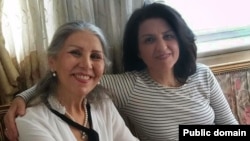 فریبا کمال‌آبادی (راست) و مهوش ثابت شهریاری، از چهره‌های سرشناس جامعه بهایی ایران