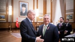Orbán Viktor miniszterelnök és Recep Tayyip Erdogan török elnök bilaterális tárgyalásuk előtt Ankarában 2023. március 16-án. Jobbról Havasi Bertalan, a Miniszterelnöki Sajtóiroda vezetője