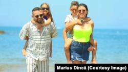 Pentru Carmen și Marius, România este acasă. Pentru copii lor, e doar un loc unde își petrec vacanța. Ei sunt doar doi dintre românii care au ales să își crească copiii în străinătate.