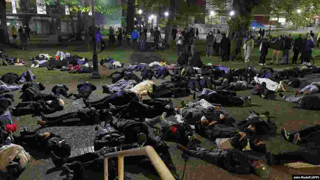Palesztinpárti diákok a földön fekve tiltakoznak a gázai háború ellen az oregoni Portlandi Állami Egyetem campusán 2024. május 1-jén. Több amerikai egyetemen palesztinpárti, gyakran Izrael-ellenes tüntetéseket tartottak május 1-jén, amelyeket a rendőrség&nbsp;erőszakkal felszámolt