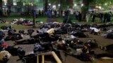 Palesztinpárti diákok a földön fekve tiltakoznak a gázai háború ellen az oregoni Portlandi Állami Egyetem campusán 2024. május 1-jén. Több amerikai egyetemen palesztinpárti, gyakran Izrael-ellenes tüntetéseket tartottak május 1-jén, amelyeket a rendőrség&nbsp;erőszakkal felszámolt