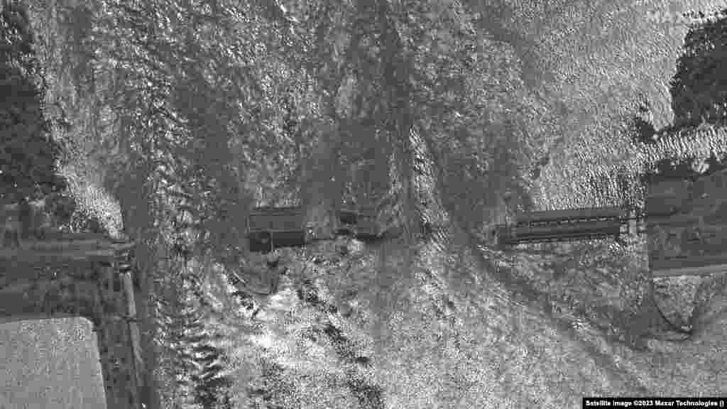 Спутниковые снимки контролируемой Россией плотины в Новой Каховке 5 июня и тот же район 6 июня после её разрушения