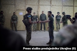 Ukrajinski predsjednik Volodimir Zelenski odlikovao je vojnike u Donjecku, 26. juna 2023.