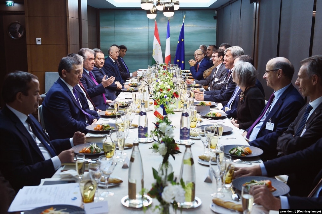Эмомали Рахмон (слева) с представителями правительства РТ во время заседания Совета предпринимателей Таджикистана и Франции. Париж, 17 ноября 2019 года. В тот день Sifat Pharma подписала соглашение о сотрудничестве со своим французским партнером.
