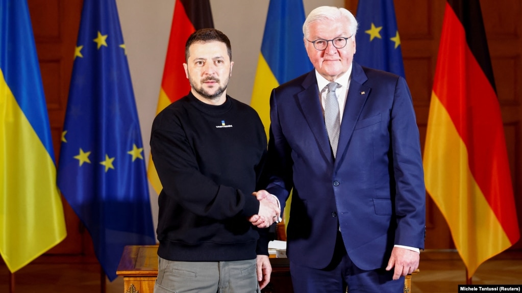 Tổng thống Đức Frank-Walter Steinmeier (phải) chào đón Tổng thống Ukraine Volodymyr Zelenskiy tại Berlin vào tháng 5.