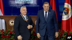 Milorad Dodik boszniai szerb elnök kitünteti Orbán Viktor miniszterelnököt Banja Lukában 2024. április 5-én