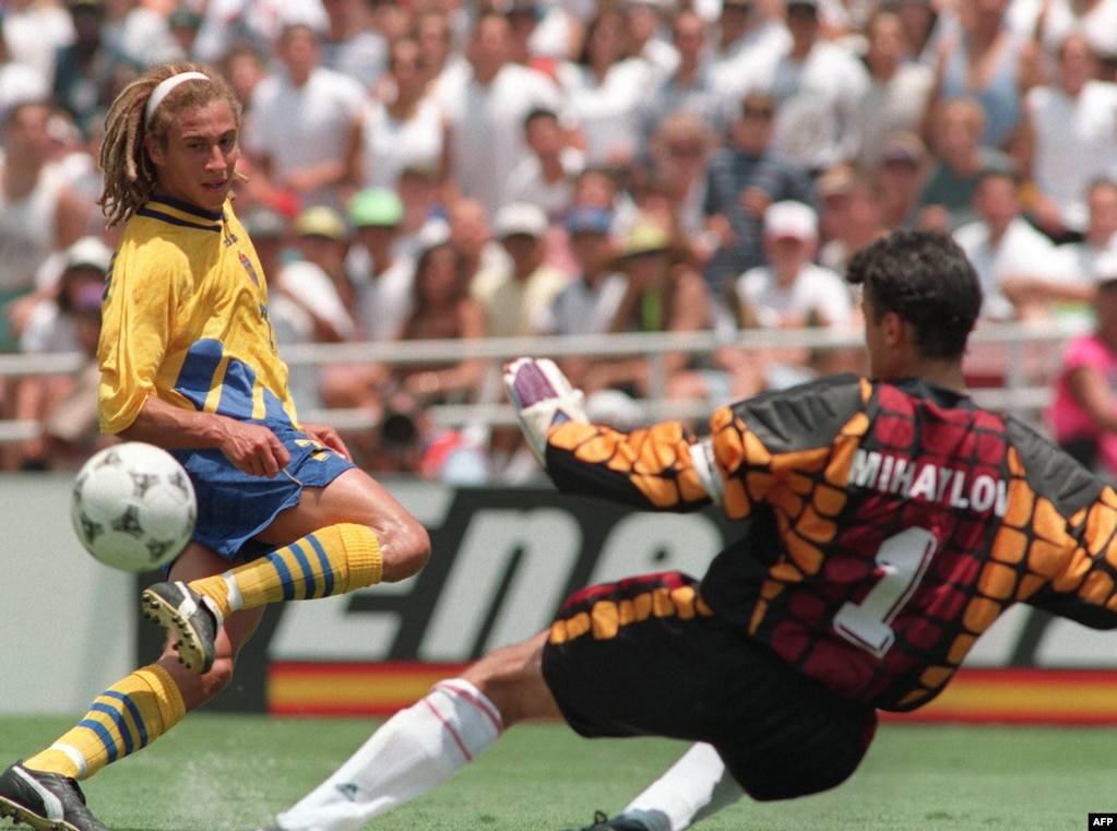 Хенрик Ларсон преодолява Борислав Михайлов преди да отбележи третия гол в победата на Швеция над България с 4:0 в мача за третото място на "САЩ 94", Лос Анджелис, 16 юли 1994 г.