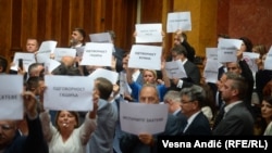 Poslanici dela opozicije sa porukama na sednici Skupštine Srbije, 5. septembar 2023.