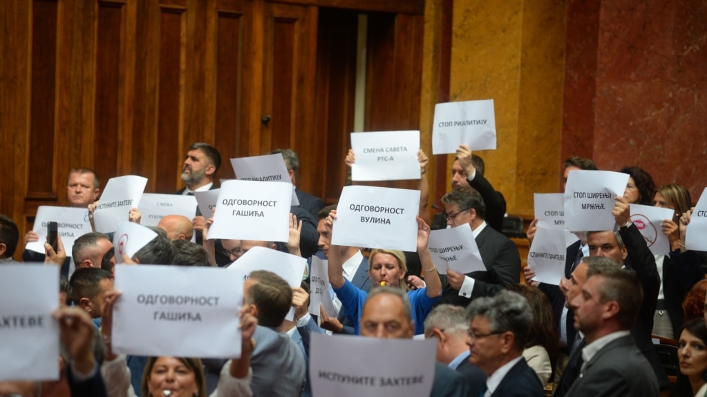 Deo opozicije u Srbiji ometao rad Skupštine