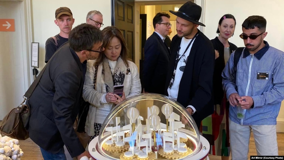 Reprezentanţii României la Bienala de Design de la Londra spun că aproximativ 1.000 de persoane au trecut pragul pavilionului României, în doar câteva zile. Per total, evenimentul atrage peste 130.000 de vizitatori timp de 3 săptămâni.