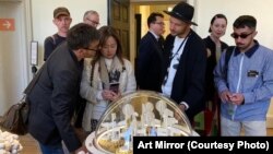 Reprezentanţii României la Bienala de Design de la Londra spun că aproximativ 1.000 de persoane au trecut pragul pavilionului României, în doar câteva zile. Per total, evenimentul atrage peste 130.000 de vizitatori timp de 3 săptămâni.