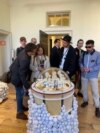 Reprezentanţii României la Bienala de Design de la Londra spun că aproximativ 1.000 de persoane au trecut pragul pavilionului României, în doar câteva zile. Per total, evenimentul atrage peste 130.000 de vizitatori timp de 3 săptămâni.