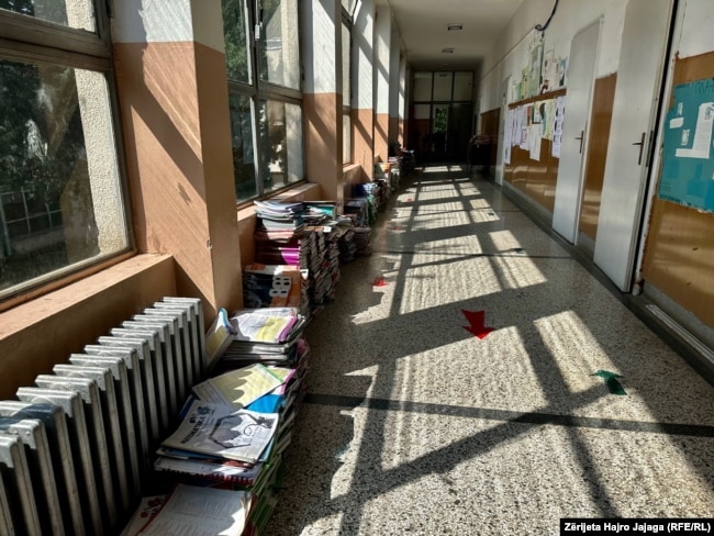 Tekstet e përdorura mësimore në korridorin e një shkolle fillore në Maqedoninë e Veriut, 1 shtator 2023.