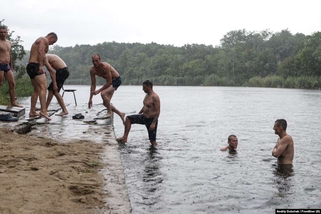 Rekrutët e rinj duke notuar të dielën - ditën e tyre të vetme për pushim dhe rekreacion. Zyrtarët ukrainas kanë theksuar se, ndryshe nga rekrutimi i të dënuarve nga Rusia për grupin famëkeq mercenar Wagner, ku ata u futën në betejat më vdekjeprurëse, programi i Ukrainës synon të integrojë të dënuarit në njësitë e rregullta të vijës së parë.