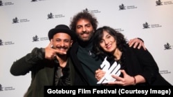 فرشاد هاشمی همراه عوامل فیلمش پس از دریافت جایزه از جشنواره گوتنبرگ سوئد