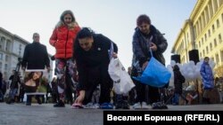  Майката на Даная - Ани Стоянова (в средата), оставя детски обувки по време на митинга пред Министерския съвет предишния петък. 