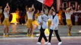 ناهید کیانی و جواد فروغی پیشاپیش تیم ایران در افتتاحیه بازی‌های آسیایی هانگژو
