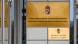 Az Integritás Hatóság cégtáblája a Bartók Udvar irodaház bejáratánál Budapesten 2022. november 28-án. (Képünk illusztráció)