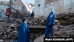Burkába öltözött afgán nők Kabulban 2023. április 6-án