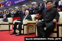 Володимир Путін (ліворуч) і лідер Північної Кореї Кім Чен Ин на гала-концерті. Пхеньян, 19 червня 2024 року