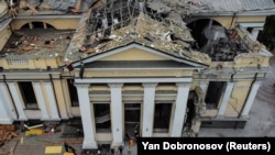 На фото пошкоджений під час російського ракетного обстрілу 23 липня 2023 року Спасо-Преображенський собор в Одесі. Потреби на відбудову України складають вже майже 486 мільярдів доларів