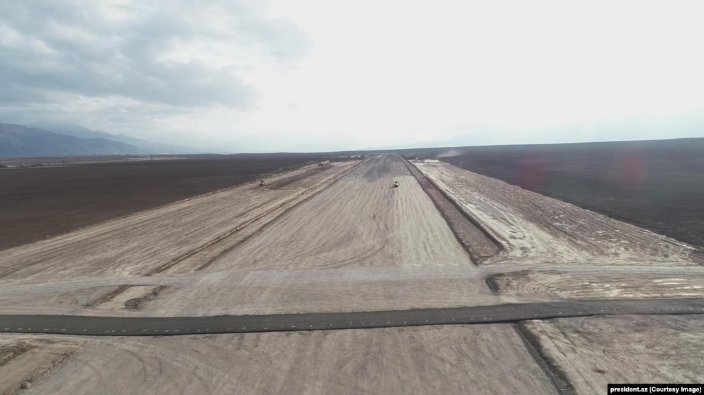 Puna ndërtimore e fotografuar në tetor 2021 në një zonë që do të bëhej Aeroporti Ndërkombëtar i Azerbajxhanit.