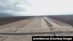 Lucrările de construcție derulate în octombrie 2021 pe locul ce urma să devină Aeroportul Internațional Zangilan.