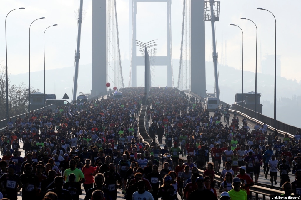 Pjesëmarrësit duke vrapuar përgjatë Urës së Bosforit gjatë Maratonës së 40-ta vjetore të Stambollit, Turqi, 11 nëntor 2018. Maratona është e vetmja në botë që përfshin dy kontinente, Azinë dhe Evropën.