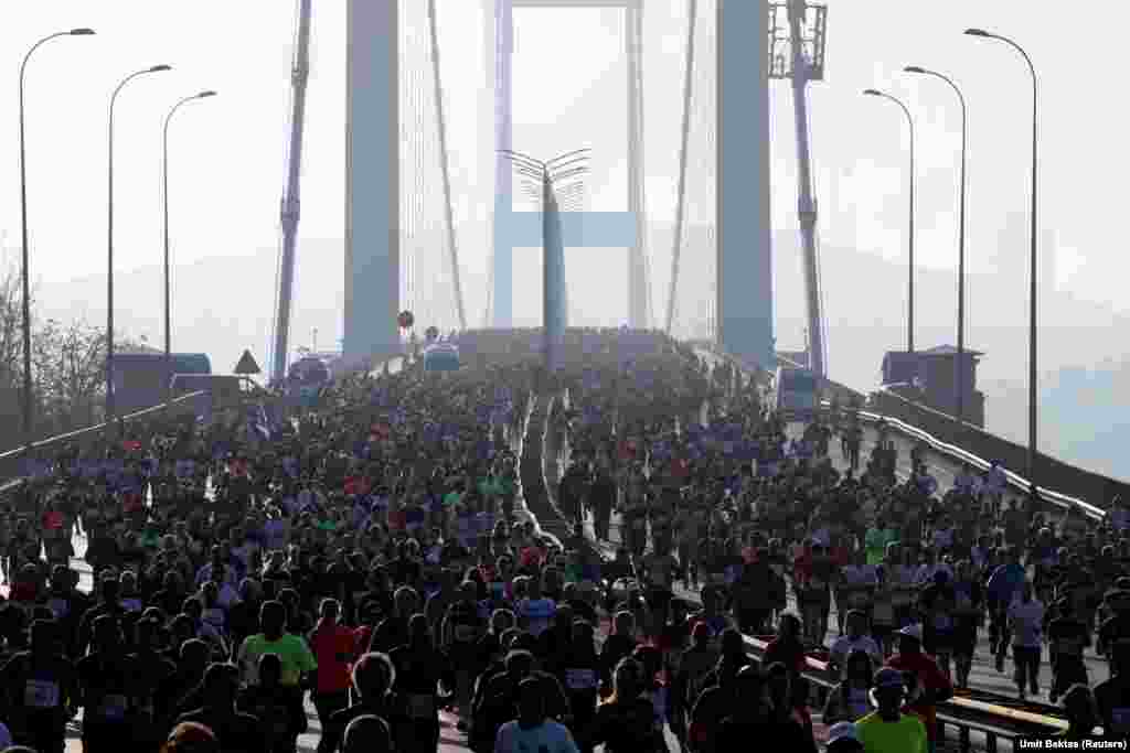 Участники&nbsp;40-го ежегодного Стамбульского марафона бегут по Босфорскому мосту 11 ноября 2018 года. Этот марафон &ndash;&nbsp;единственный в мире, который охватывает сразу два континента &ndash; Азию и Европу