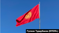 Флаг КР на площади «Ала-Тоо» в Бишкеке, 1 января 2024 года