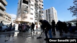 U blizini stambene zgrade nakon izveštaja o izraelskom napadu na Siriju. Sirijska dr\avna televiyija je izvestila da je nekoliko projektila pogodilo zapadni deo okruga Kfar Suse, u Damasku, u Siriji, u sredu, 21. februara 2024.