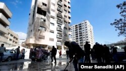 Сириската државна телевизија објави дека неколку проектили го погодиле западниот дел на областа Кфар Суса, Дамаск, Сирија, во средa, 21 февруари 2024 