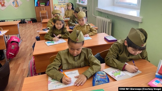 Школьники пишут "Письмо солдату" в Шагонаре, Тува