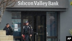 Полицейски служители излизат от Silicon Valley Bank в Санта Клара, Калифорния, петък, 10 март 2023 г.