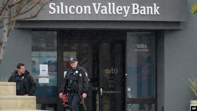 Полицейски служители излизат от Silicon Valley Bank в Санта Клара, Калифорния, петък, 10 март 2023 г.