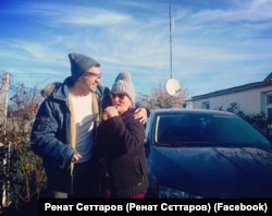 Ренат Сеттаров с бабушкой. Личный архив Сеттарова