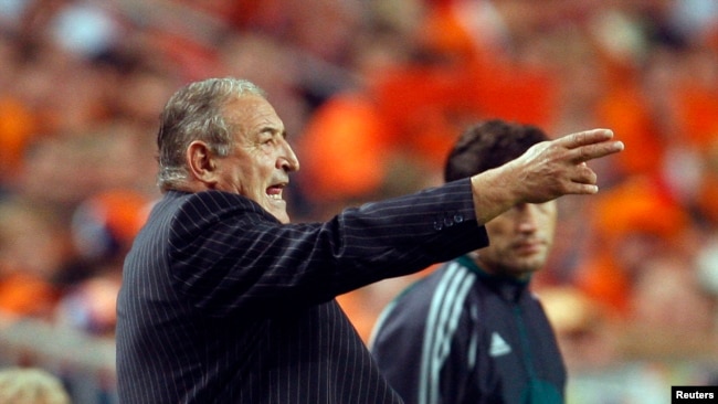 Треньорът на България Димитър Пенев реагира по време на мача с Холандия от група G на квалификациите за Евро 2008 на стадион "Арена" в Амстердам, 8 септември 2007 г.