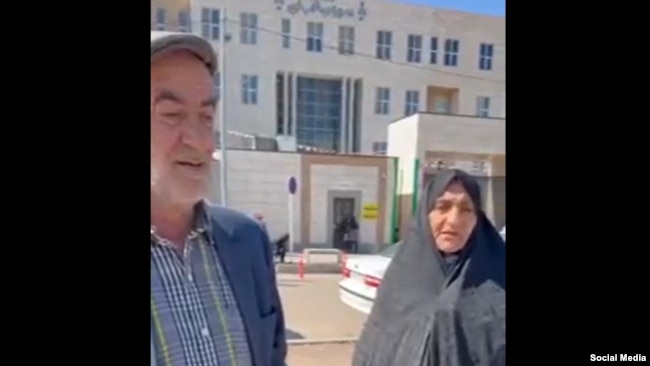 مادر و پدر جواد حیدری، معترض کشته‌شده در ایران