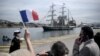 Francuski brod s tri jarbola Belem iz 19. veka isplovljava iz luke Pirej, u blizini Atine, s olimpijskim plamenom na brodu kako bi započeo svoje putovanje prema Francuskoj 27. aprila 2024.